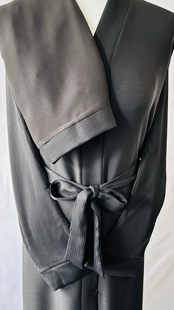 Front Open Plain Black Zoom Abaya - Madyna